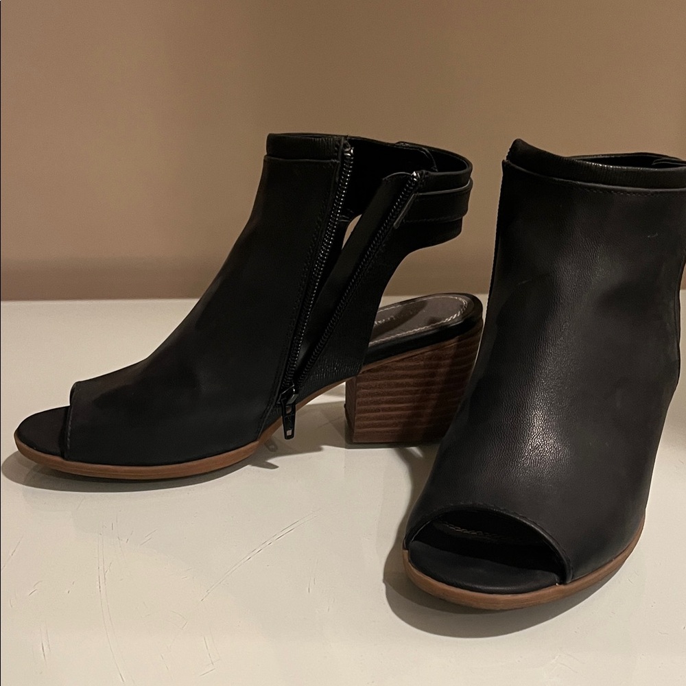 Bear traps Black Peep-Toe Ankle Boots